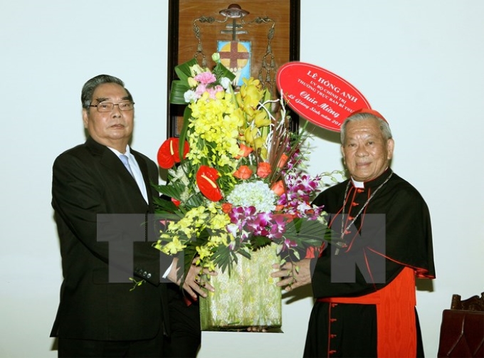 Ông Lê Hồng Anh, Ủy viên Bộ Chính trị, Thường trực Ban Bí thư đến chúc mừng Tổng Giáo phận Hà Nội và Hồng y Nguyễn Văn Nhơn, Tổng Giám mục. (Ảnh: Nguyễn Dân/TTXVN)